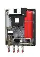 Hausstation mit Danfoss-Komponenten, sichtbar sind Heizkreisverteilerventile, Druckmanometer und ein roter Ausdehnungsbehälter, montiert auf isolierter Rückwand.